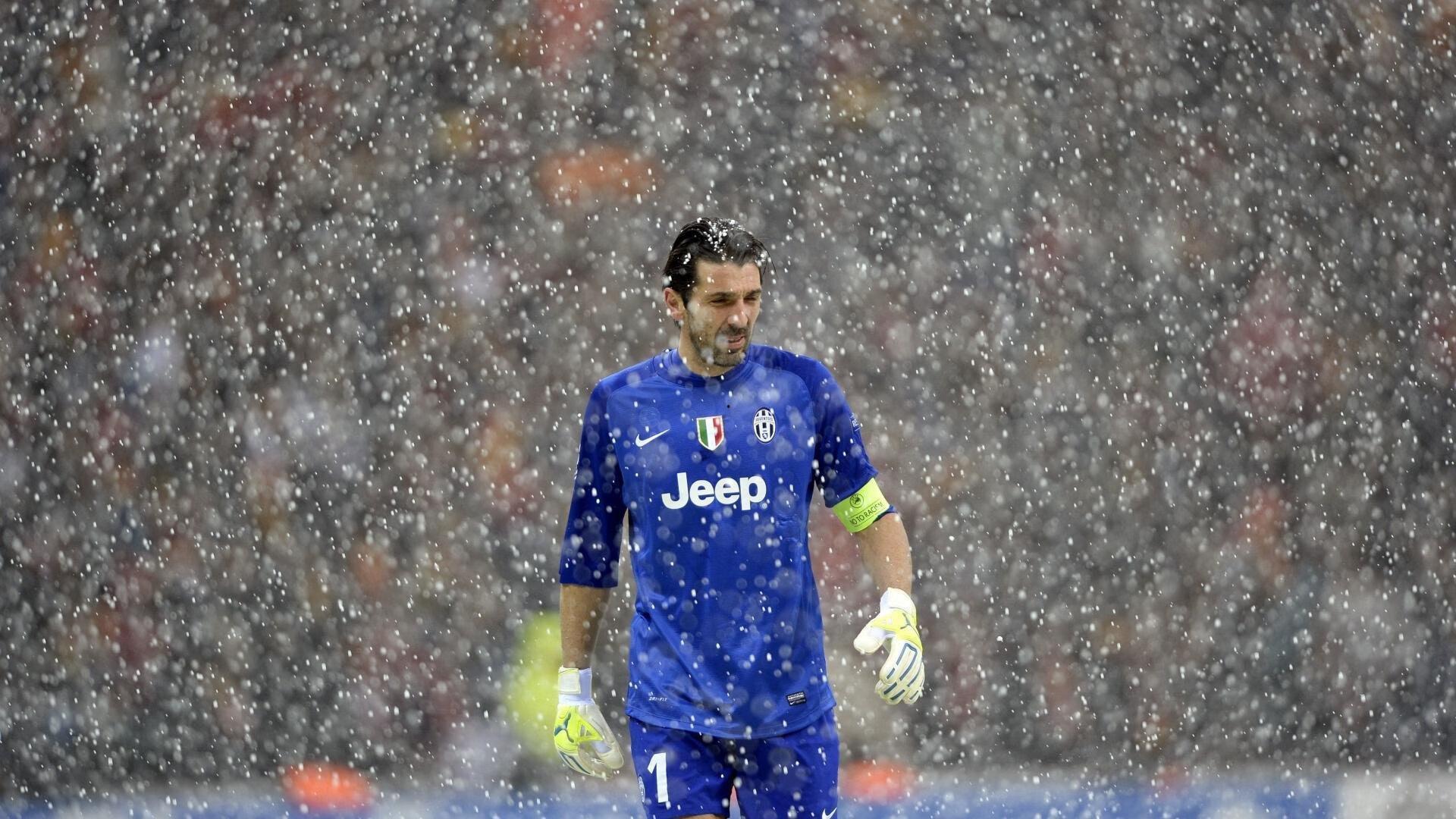 李昊再现经典手势，国足防线大脑化身稳压器，筑起钢铁长城